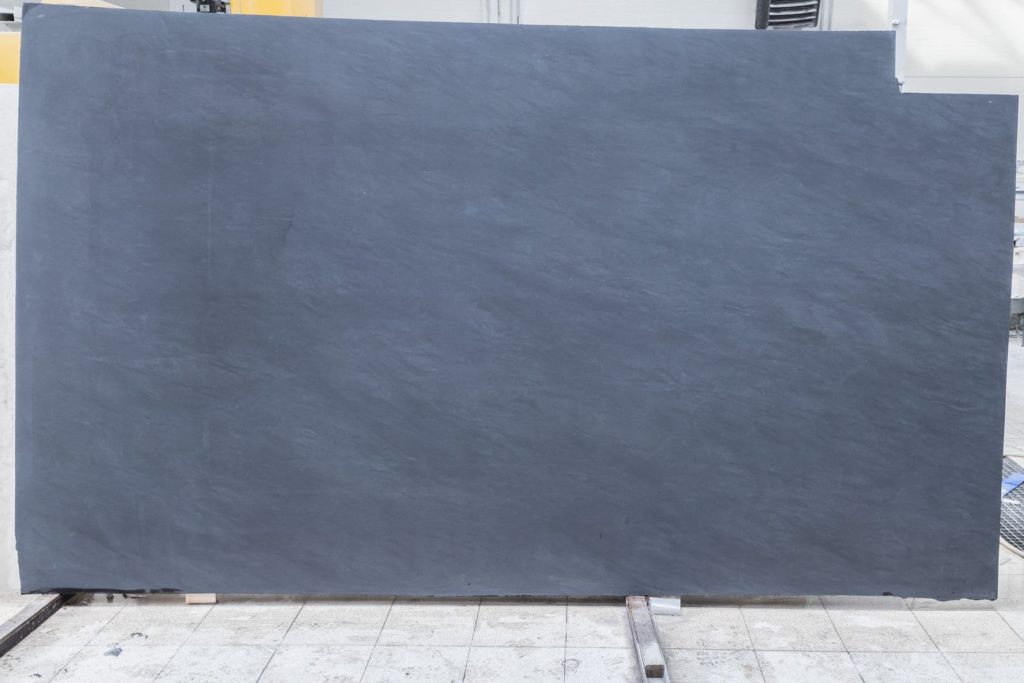 Kvarcit Black Vermont s povrchovou úpravou Leather skin