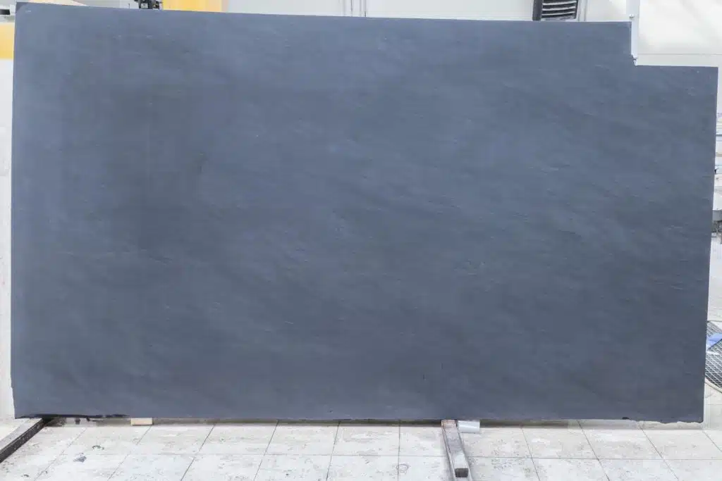 Kvarcit Black Vermont s povrchovou úpravou Leather skin