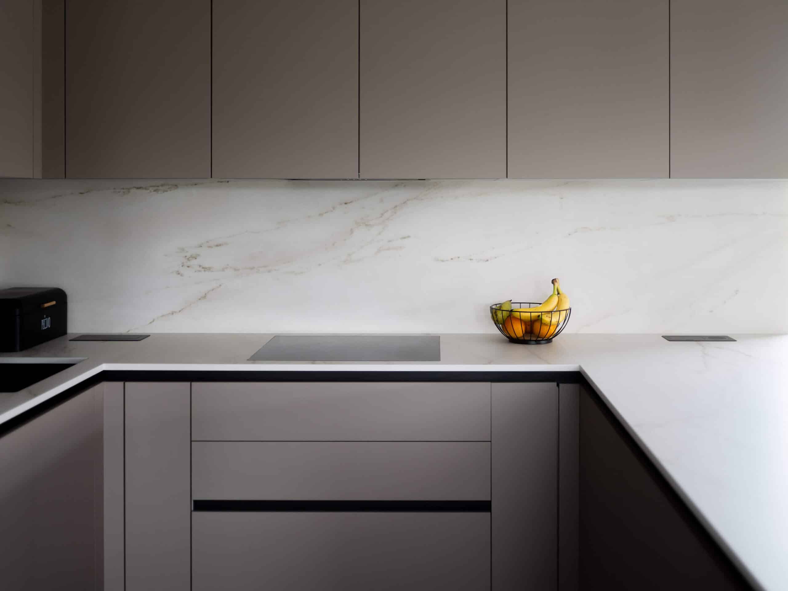 Realizácia - Kuchyňa z DEKTON Rem a schody z Calacatta Brazil