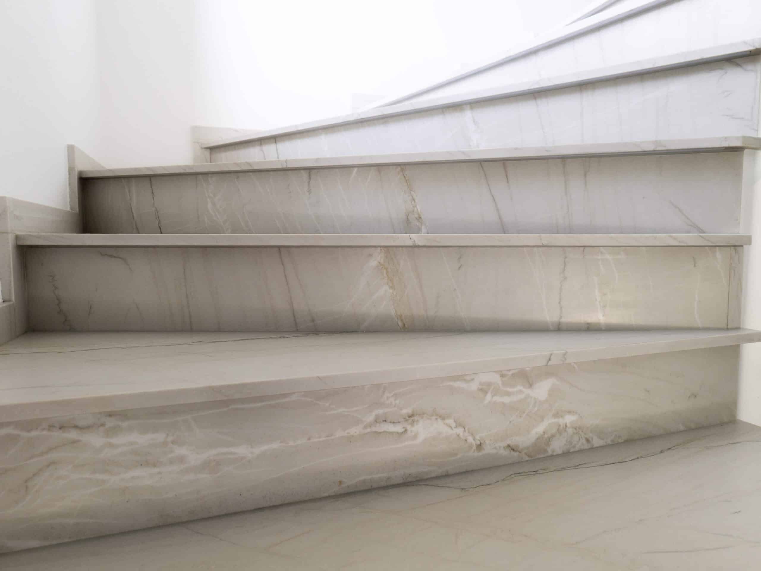 Realizácia - Kuchyňa z DEKTON Rem a schody z Calacatta Brazil