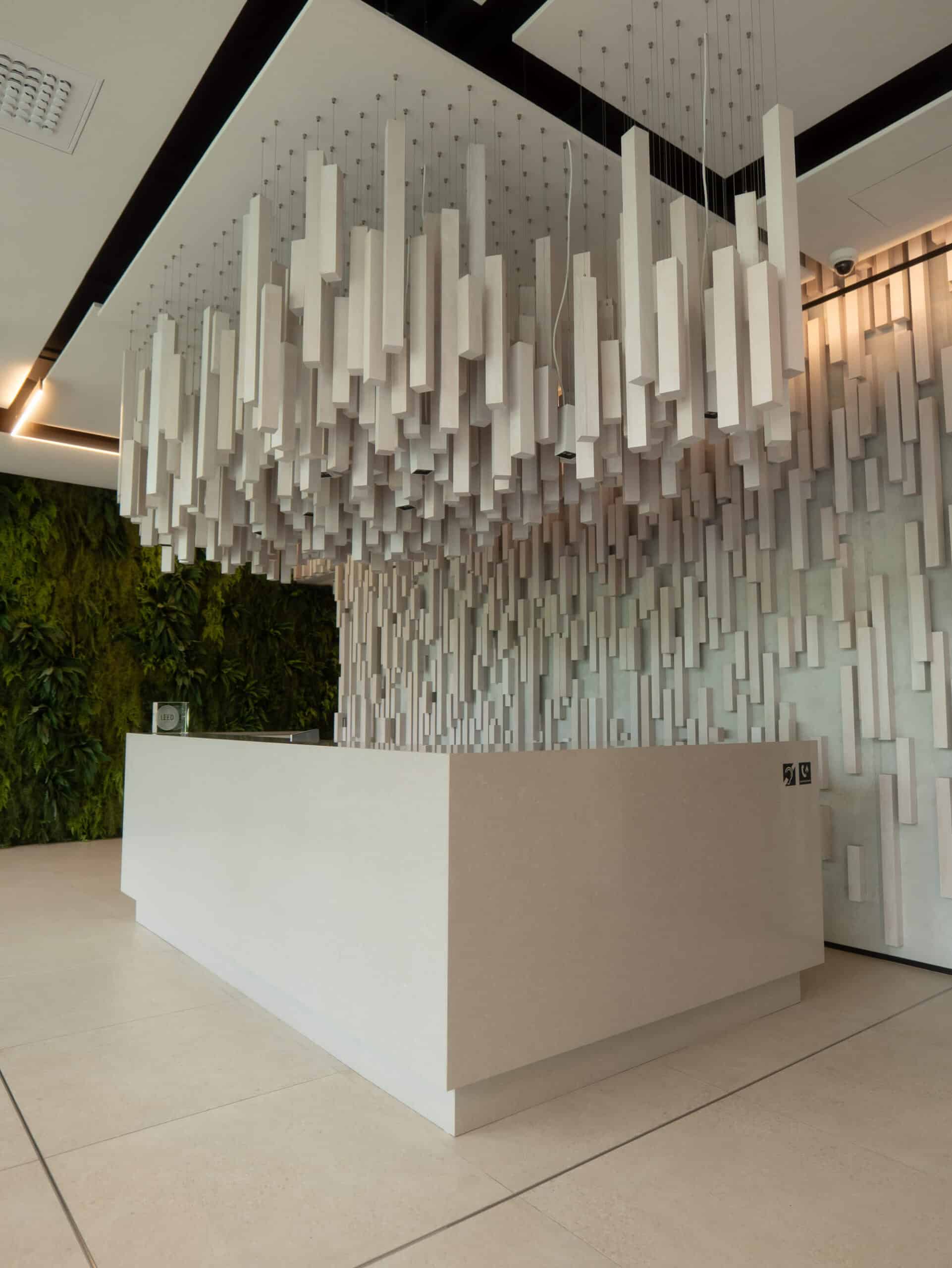 Realizácia - Recepčný pult z Technistone Noble Ivory White
