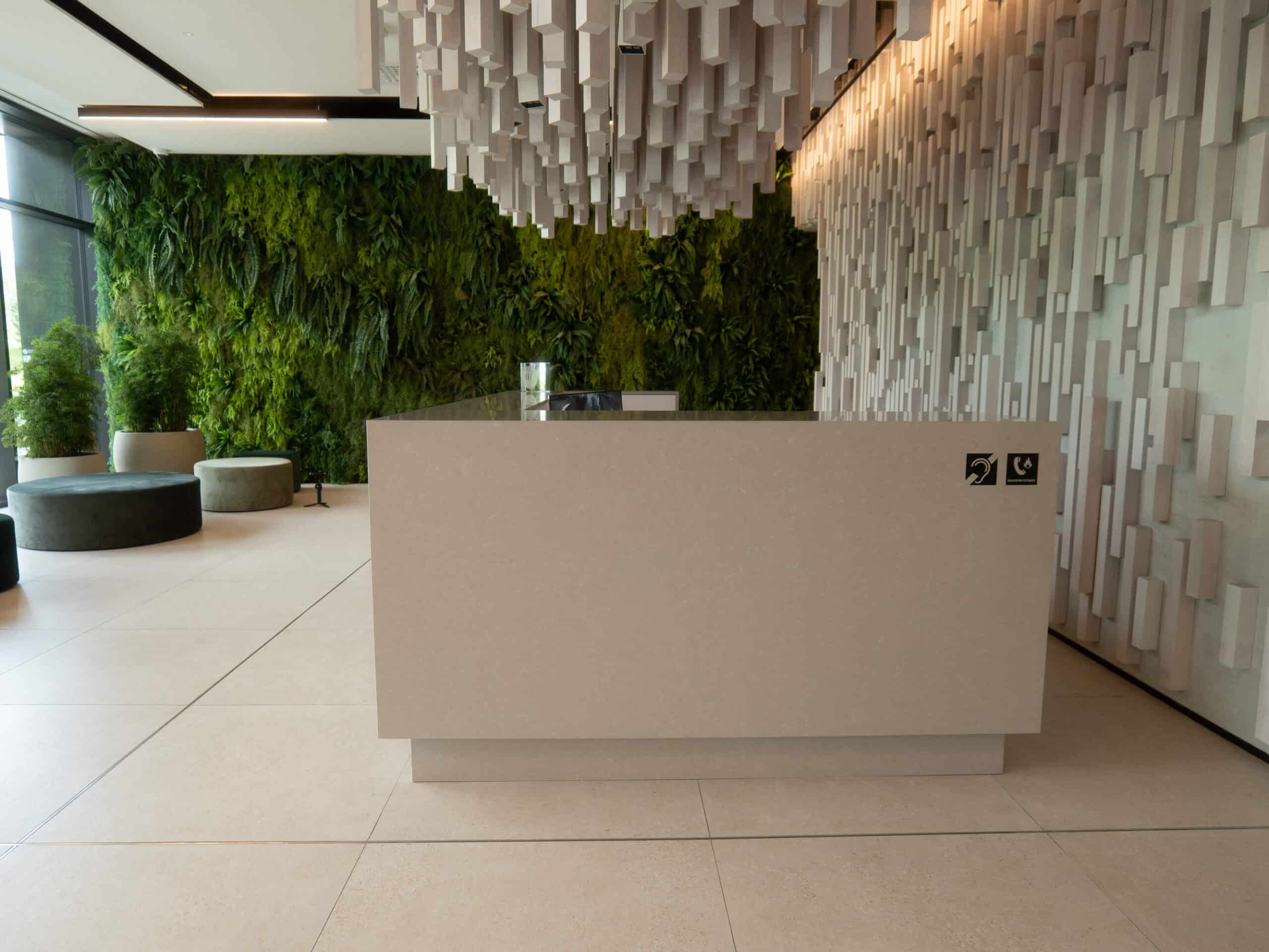 Realizácia - Recepčný pult z Technistone Noble Ivory White