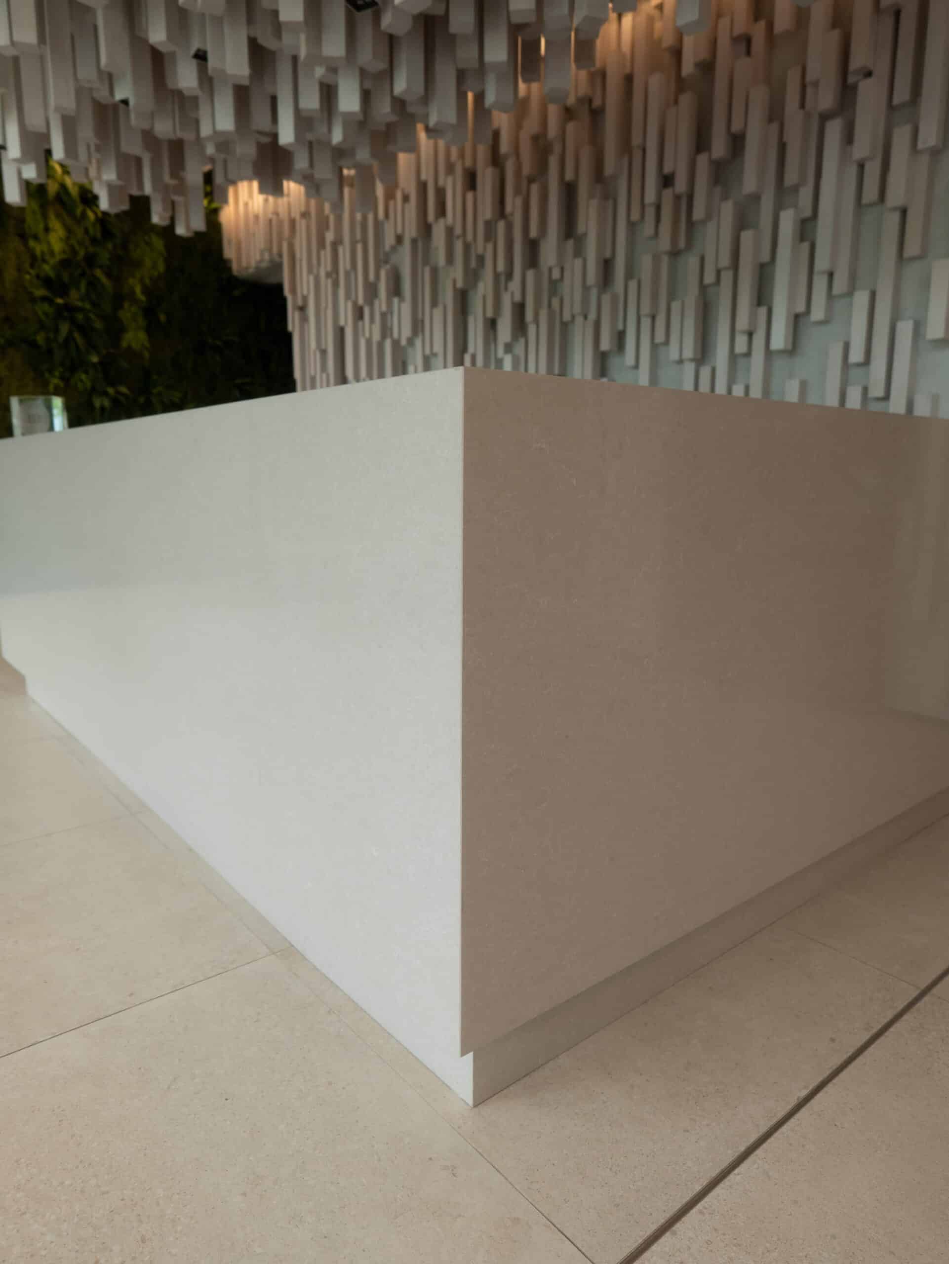 Realizácia - Recepčný pult z Technistone Noble Ivory White