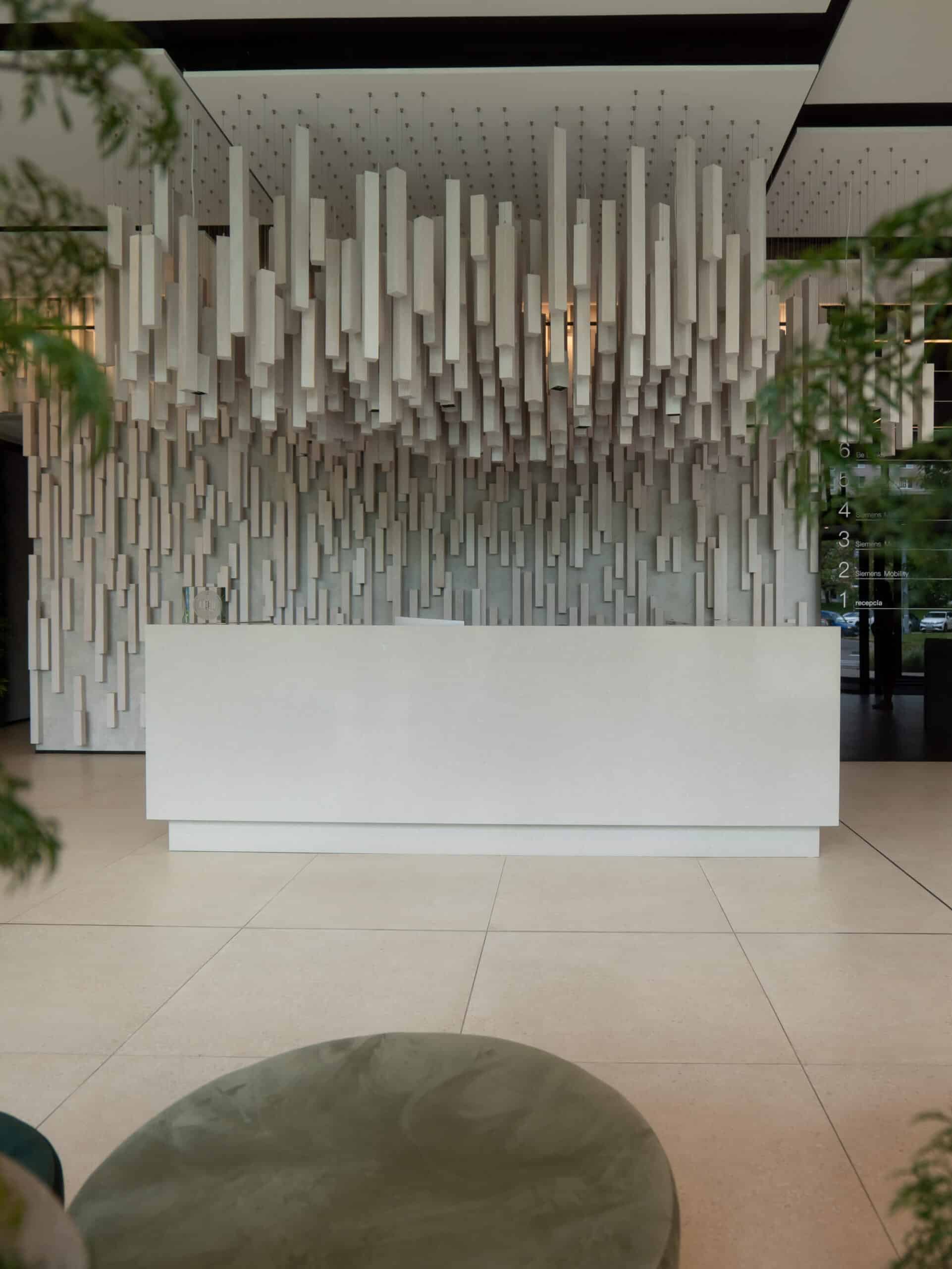 Realizácia - Recepčný pult z Technistone Noble Ivory White
