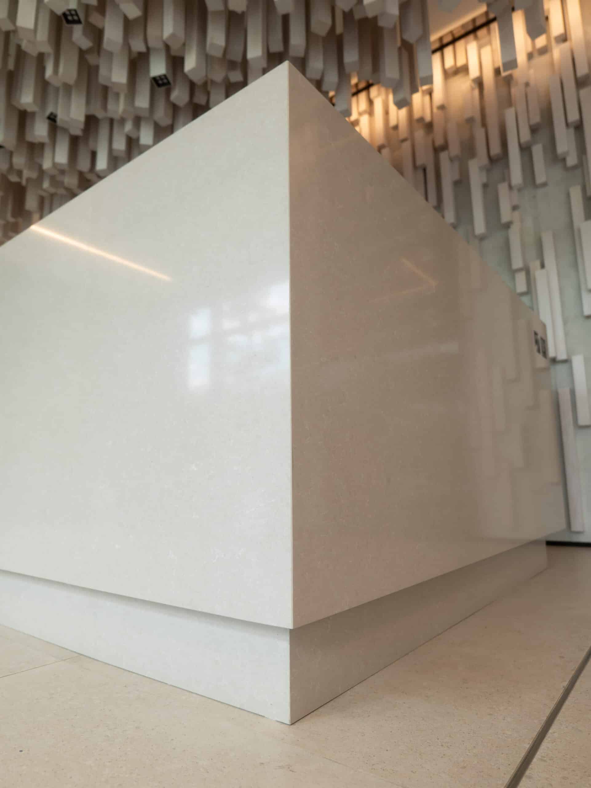 Realizácia - Recepčný pult z Technistone Noble Ivory White