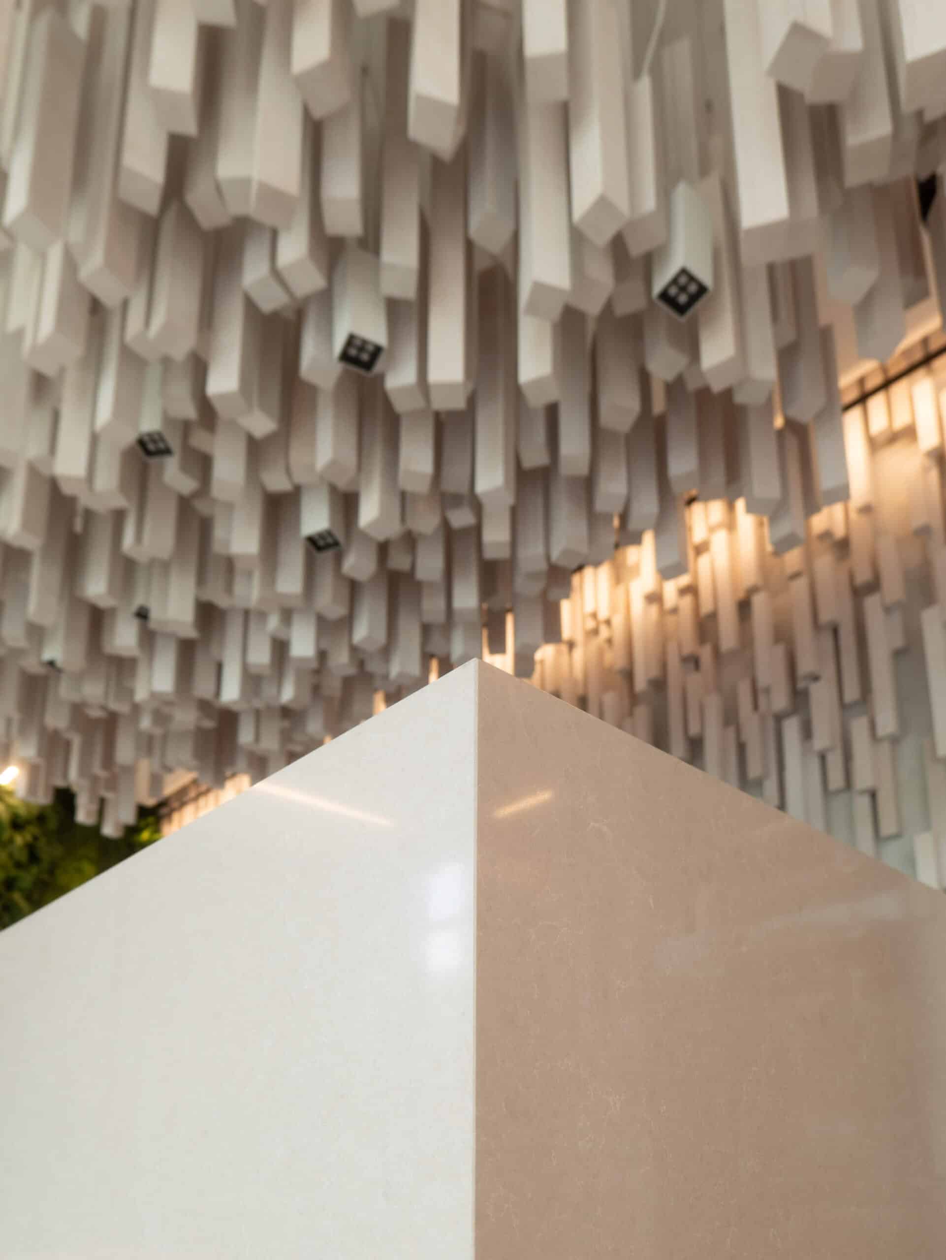 Realizácia - Recepčný pult z Technistone Noble Ivory White