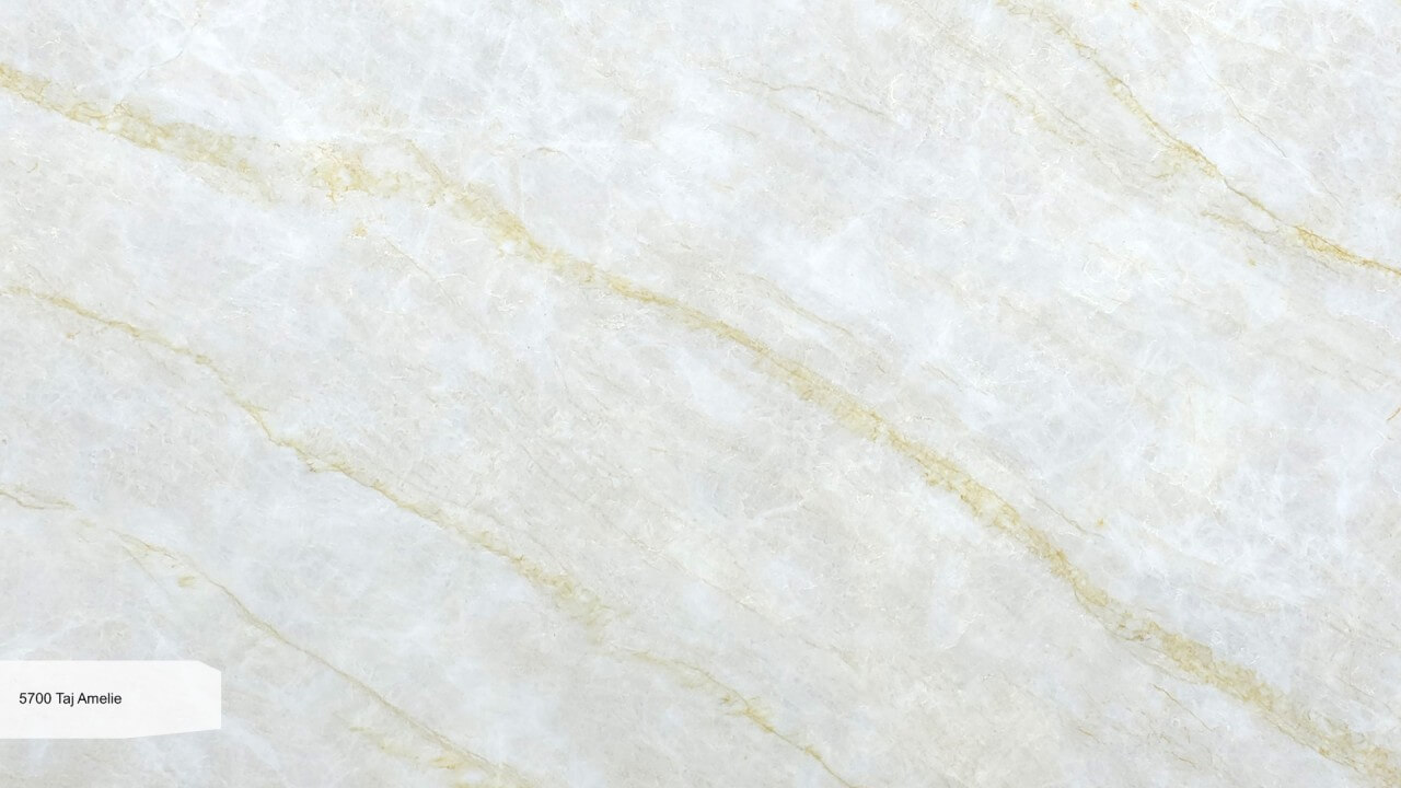 Avant Quartz Taj Amelie Avant Quartz Taj Amelie – vzorka dosky z kremenného kompozitu, biely podklad so zlatistým žilkovaním. Studio Impala.
