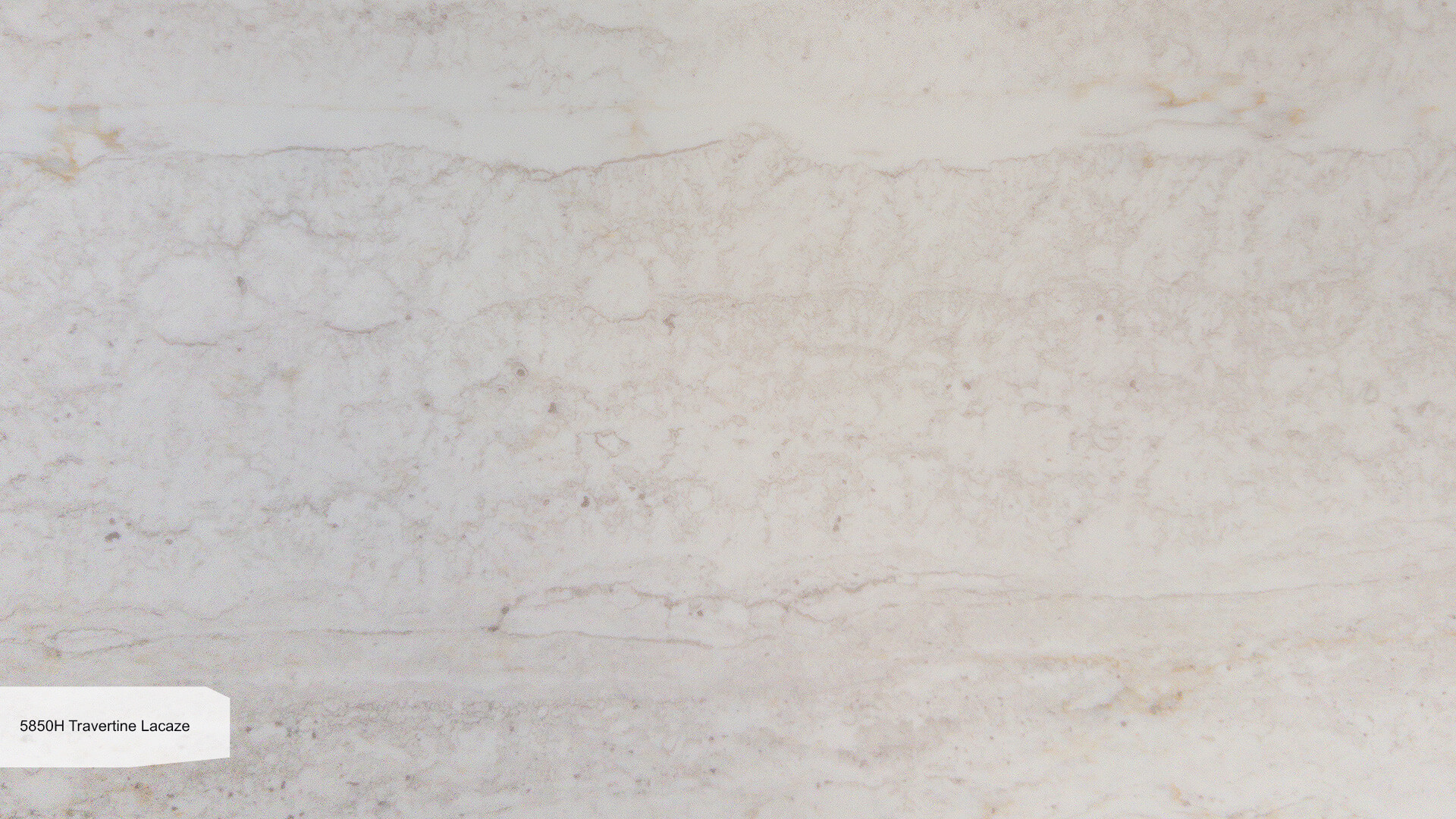 Avant Quartz Travertine Lacaze – vzorka dosky z kremenného kompozitu, béžový vzor v štýle travertínu. Studio Impala.